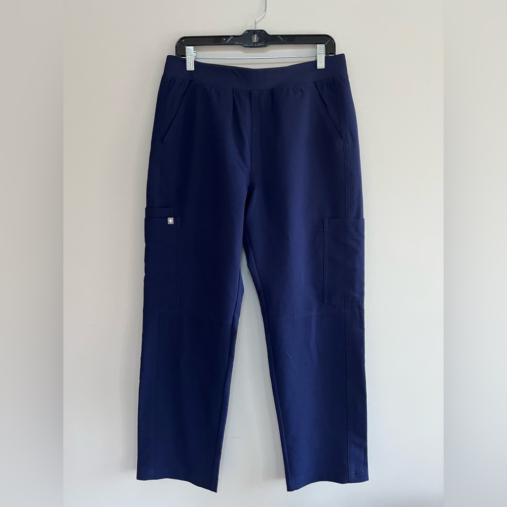 FIGS Men’s Axim Cargo Scrub Pants™ in Navy Blue, size M/S